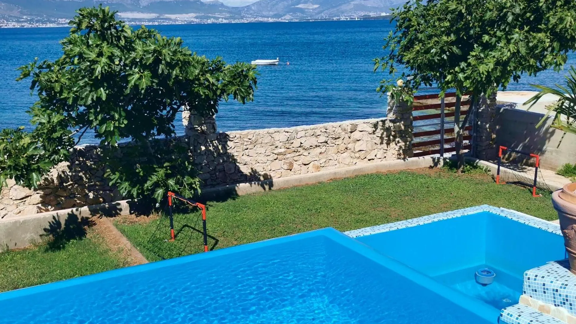 Beachfront Villa Ciovka Slatine 0*,  Croatia